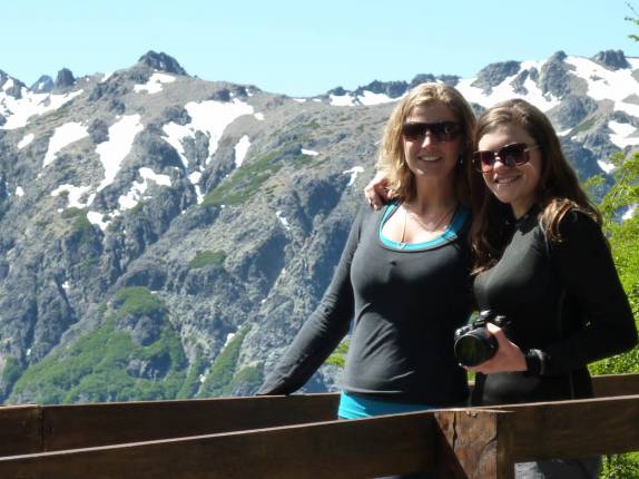 Coma Rowan na trilha para o refúgio San Martín, na região de Bariloche, na Argentina